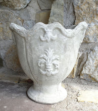 Lade das Bild in den Galerie-Viewer, Pflanzgefäß Nostalgie "Fleur De Lys"