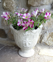 Lade das Bild in den Galerie-Viewer, Pflanzgefäß Nostalgie "Fleur De Lys"