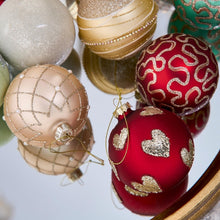 Lade das Bild in den Galerie-Viewer, Weihnachtskugel mit Herzen, 8 cm