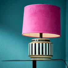 Lade das Bild in den Galerie-Viewer, Werner Voß Lampe "Tiffany" mit schwarz-weißem gestreiftem Fuß aus Keramik und pinkem Lampenschirm aus Samt. Der Hintergrund ist türkis.