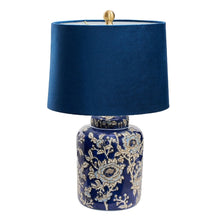 Lade das Bild in den Galerie-Viewer, Tischlampe mit Keramiksockel, der mit blau-weißem Blumenmuster handbemalt ist. Der Lampenschirm ist mit blauem Samt bezogen.