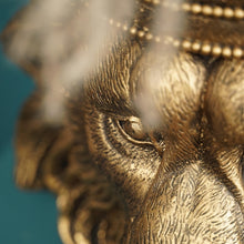 Lade das Bild in den Galerie-Viewer, Detailaufnahme des Übertopfs "Clarence" von Werner Voss. Zu sehen ist das Auge eines goldenen Löwen