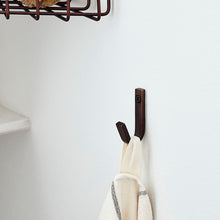 Lade das Bild in den Galerie-Viewer, House Doctor 3er-Set Haken "Bath" messingbraun, 5 cm