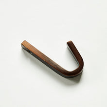 Lade das Bild in den Galerie-Viewer, House Doctor 3er-Set Haken "Bath" messingbraun, 5 cm