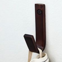 Lade das Bild in den Galerie-Viewer, House Doctor 3er-Set Haken "Bath" messingbraun, 7 cm