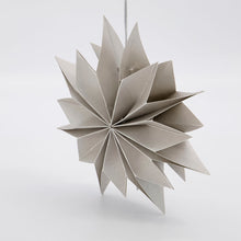 Lade das Bild in den Galerie-Viewer, House Doctor Papierstern "Capella", 20 cm perlmuttgrau