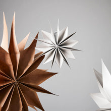 Lade das Bild in den Galerie-Viewer, House Doctor Papierstern "Capella", 20 cm perlmuttgrau
