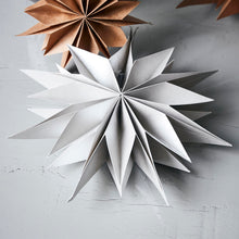 Lade das Bild in den Galerie-Viewer, House Doctor Papierstern "Capella", 30 cm perlmuttgrau