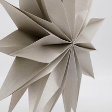 Lade das Bild in den Galerie-Viewer, House Doctor Papierstern "Capella", 50 cm perlmuttgrau