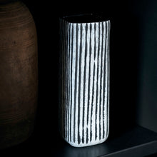 Lade das Bild in den Galerie-Viewer, House Doctor Vase "Surat", 20 cm