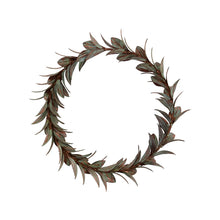 Lade das Bild in den Galerie-Viewer, Deko-Kranz Tare von House Doctor mit "Blättern" aus Metall mit grün-goldenem Finish.
