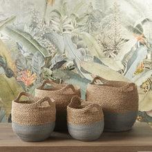 Lade das Bild in den Galerie-Viewer, 4 grau-naturfarbene geflochtene Körbe aus Seegras vor einer gemusterten Tapete.