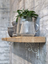 Lade das Bild in den Galerie-Viewer, Regalbrett aus Holz mit Regalwinkeln aus cremeweißen Gusseisen.