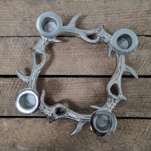 Lade das Bild in den Galerie-Viewer, Adventskranz in Form eines silbernen Hirschgeweihs mit 4 Stadbkerzenhaltern in der Draufsicht.