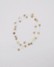 Laden und Abspielen von Videos im Galerie-Viewer, Produktvideo der House Doctor Girlande "Stars" mit goldenen Metallsternen.