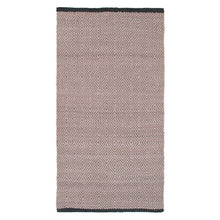 Lade das Bild in den Galerie-Viewer, Aspegren Teppich Modell Chia in rosé. Der geknüpfte Teppich hat eine helle alt-rosa Farbe und ein feines graues Rautenmuster.