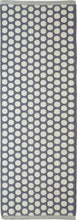 Lade das Bild in den Galerie-Viewer, Aspegren Teppich Modell Dots. Der Teppich ist grau mit großen naturfarbenen Punkten eingewebt.