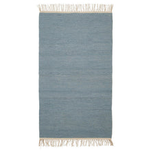 Lade das Bild in den Galerie-Viewer, Aspegren Teppich Modell Melange in Ocean-Blau. Flach gewebter Teppich mit hell abgesetzten Kanten und Fransen.