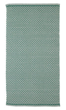Lade das Bild in den Galerie-Viewer, Aspegren Teppich Modell Rhombe in Ocean Green. Die Grundfarbe des Teppich ist Grün, die eingewebten Rauten sind naturfarben.
