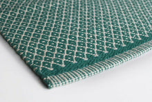 Lade das Bild in den Galerie-Viewer, Detailbild vom Aspegren Teppich Modell Rhombe in Ocean Green. Die Grundfarbe des Teppich ist Grün, die eingewebten Rauten sind naturfarben.