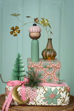 Lade das Bild in den Galerie-Viewer, Eine Figur der Heiligen Drei Könige von Bungalow, dekoriert mit Geschenken.