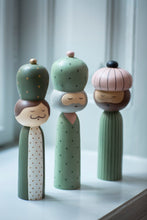 Lade das Bild in den Galerie-Viewer, Bungalow Deko-Figuren der heiligen 3 Könige in Grüntönen, dekoriert auf einer Fensterbank.