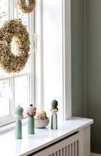 Lade das Bild in den Galerie-Viewer, Figuren der heiligen drei Könige von Bungalow auf einer Fensterbank.