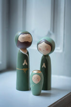 Lade das Bild in den Galerie-Viewer, Deko-Figuren der Heiligen Familie von Bungalow in Grüntönen, dekoriert auf einer Fensterbank.