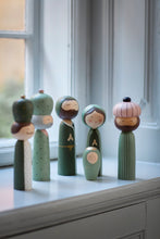 Lade das Bild in den Galerie-Viewer, Heilige Familie und Heilige Drei Könige als Deko-Figuren von Bungalow, dekoriert auf einer Fensterbank.