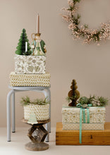Lade das Bild in den Galerie-Viewer, Bungalow Kerzenhalter "Santa", grün
