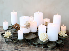 Lade das Bild in den Galerie-Viewer, XXL-Kerzenhalter mit Platz für 30 Kerzen, hier dekoriert mit einigen weißen Stumpenkerzen und Blüten.