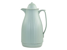 Lade das Bild in den Galerie-Viewer, Thermoskanne von Chic Antique in Form einer alten Tee-bzw. Kaffee-kanne. die hellgrüne Farbe unterstreicht den Vintage-Stil der Isolierkanne.
