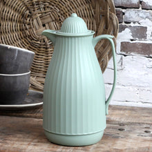 Lade das Bild in den Galerie-Viewer, Thermoskanne von Chic Antique in Form einer alten Tee-bzw. Kaffee-kanne. die hellgrüne Farbe unterstreicht den Vintage-Stil der Isolierkanne.