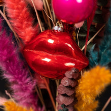 Lade das Bild in den Galerie-Viewer, Weihnachtsbaumschmuck in Form eines roten Kussmunds an einem Strauß aus Trockenblumen.