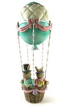 Lade das Bild in den Galerie-Viewer, Clayre & Eef Hasenpaar im Heißluftballon, 47 cm