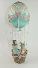 Lade das Bild in den Galerie-Viewer, Clayre & Eef Hasenpaar im Heißluftballon, 47 cm