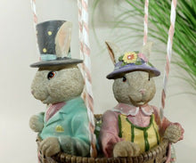 Lade das Bild in den Galerie-Viewer, Clayre & Eef Hasenpaar im Heißluftballon, 47 cm