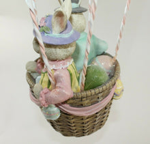 Lade das Bild in den Galerie-Viewer, Clayre & Eef Hasenpaar im Heißluftballon, 47 cm