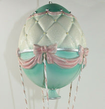 Lade das Bild in den Galerie-Viewer, Clayre & Eef Hasenpaar im Heißluftballon, 47 cm