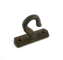 Lade das Bild in den Galerie-Viewer, Kleiner Haken aus Gusseisen auf einer Montageplatte mit 2 Bohrlöchern.