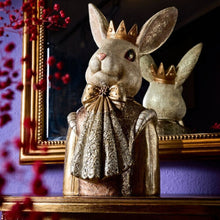 Lade das Bild in den Galerie-Viewer, Deko-Figur "Lord Bunnyford" vnon schräg unten vor einem Spiegel und lilafarbener Wand fotografiert.