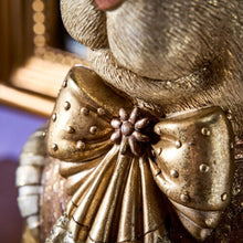Lade das Bild in den Galerie-Viewer, Detailaufnahme der goldenen Schleife bzw. Schluppe der Osterhasen-Deko-Figur.