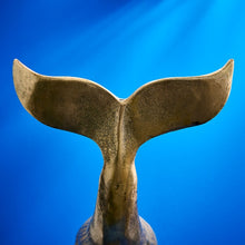 Lade das Bild in den Galerie-Viewer, Detail der Schwanzflosse der Pottwal Deko-Figur.