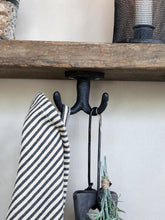 Lade das Bild in den Galerie-Viewer, Doppelhaken unter ein Regal geschraubt als Handtuchhaken.