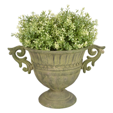 Lade das Bild in den Galerie-Viewer, Pflanzgefäß von Esschert Design aus Metall mit grüner Patina im nostalgischen Look. Die Pflanzschale ist rund mit einem Standfuß und hat Griffe in barocker Optik.