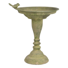 Lade das Bild in den Galerie-Viewer, Vogeltränke von Esschert Design aus Metall in Vintage-Optik mit grüner Patina. Die Schale hat einen Standfuß und einen kleinen Vogel auf dem Rand sitzen. Kann auch als Vogelbad oder Futterschale verwendet werden.