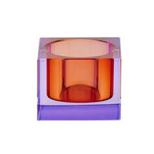 Lade das Bild in den Galerie-Viewer, Frontansicht vom Teelichthalter in quadratischer Form aus Kristallglas. Das Glas des Quaders ist lila gefärbt, im Teelichteinsatz ist das Glas orange gefärbt. Abbildung ohne Teelicht.