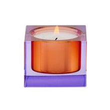 Lade das Bild in den Galerie-Viewer, Frontansicht vom Teelichthalter in quadratischer Form aus Kristallglas. Das Glas des Quaders ist lila gefärbt, im Teelichteinsatz ist das Glas orange gefärbt. Abbildung mit Teelicht.