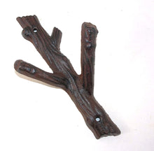 Lade das Bild in den Galerie-Viewer, Doppelhaken aus schwarz-braunem Gusseisen im Ast-Design. Der "Stamm" wurd an der Wand befestigt, die 2 hervorstehenden "Äste" dienen als Haken.