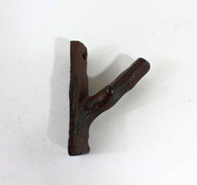 Lade das Bild in den Galerie-Viewer, Haken im Ast-Design aus Gusseisen